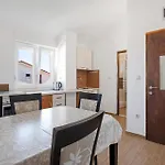 Nice Apartment In Pirovac With House Sea View Apartmán